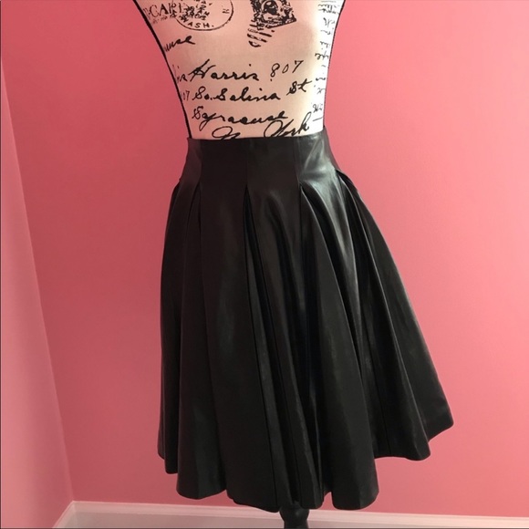 📸 ALEXANDER MCQUEEN Black Leather Skirt 📸 - Picture 2 of 7